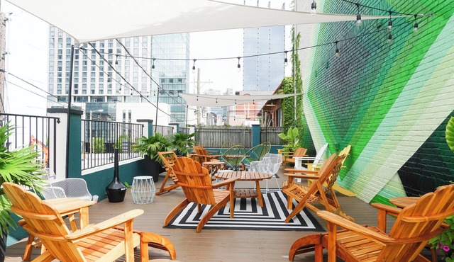 Sleeps 8 | 4 Stylish Suites in SoBro Near Music & Dining – by AvantStay