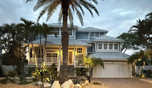 Sleepy Lagoon 4+bd/3.5ba canal home, 5 min walk to beach on LBK