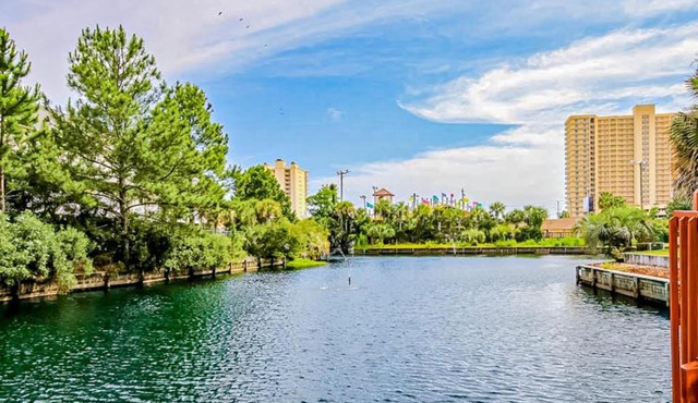Snowbird-friendly studio with boat dock beach access & pool