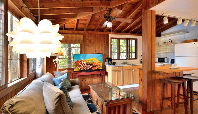 ~ SOLARIS GARDEN ~ Relax and enjoy this Bohemian dream on a quaint lane.