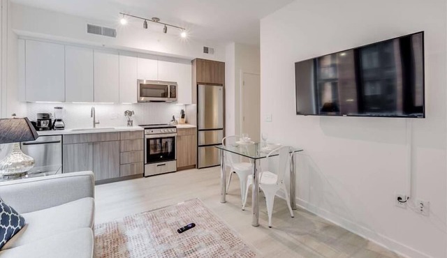 Sophisticated 1BR Deluxe with Rooftop Views, Gym, & Relaxing Pool in NoMa