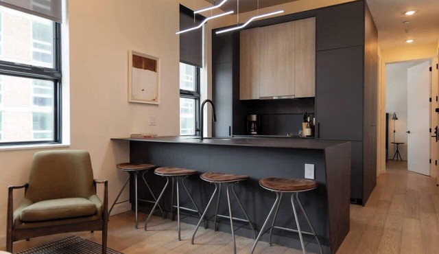 Sosuite | Corner 1BR Apt w Roof Deck, Gym, Laundry