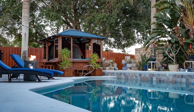 Space Coast Oasis Solar Heated Pool, Hot Tub, Movie Theater & Aquarium