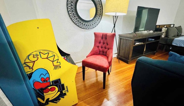 Spacious 1 BR 700 sq ft loft suite with free parking, 4 Beds, steps to the Convention Center and Gaslamp dining. Ideal for business or group travel.