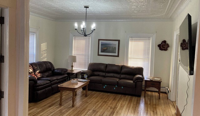 Spacious 3 bedroom 3 bath house that sleeps 10. 20 minutes to whiteface.