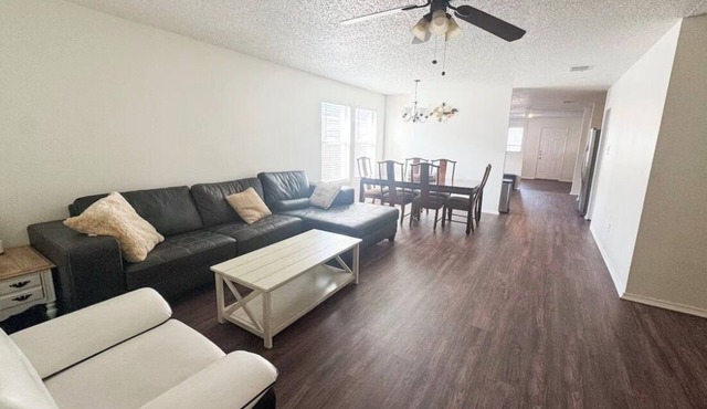 Spacious 3bed 2bath with game room