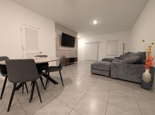 Spacious 3BR Jacksonville Townhome With King Bed