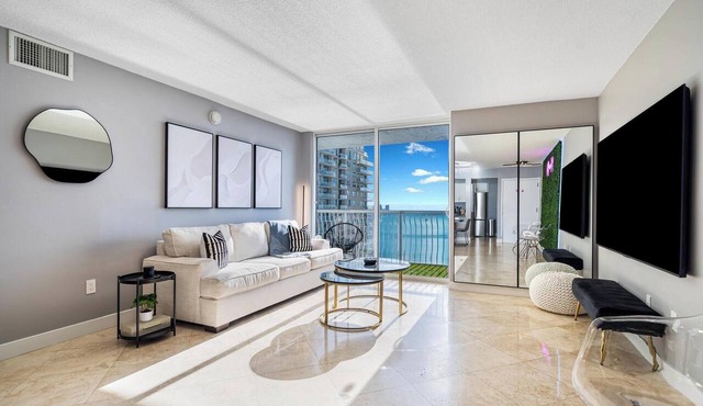 Spacious 3BR Pool/Gym 15min to Bayfront Fest