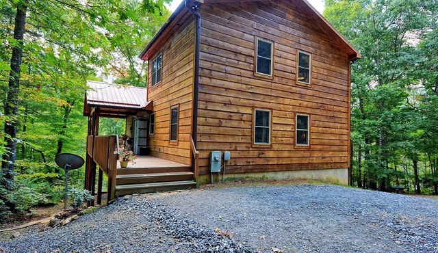 Spacious 4 Bedroom Cabin in West Jefferson, NC, perfect for family getaways!