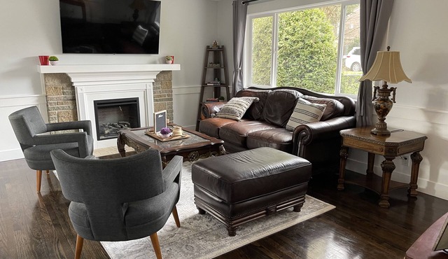 Spacious 4 Bedroom House in Quiet Neighborhood, near Light Rail