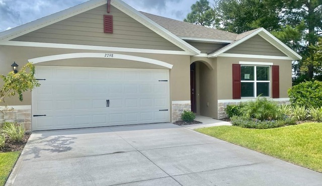 Spacious 4-bedroom house in nice Ormond Beach with a Lakeview.