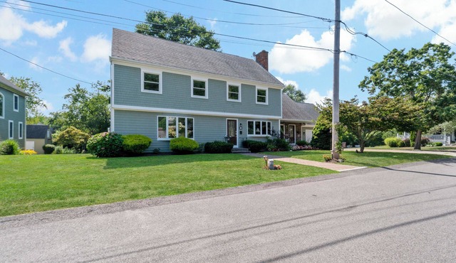 Spacious 6 Bedroom Cozy Seaside Escape