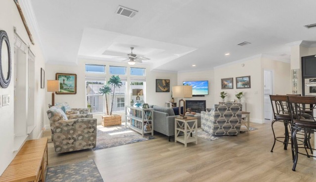 Spacious and cozy! 3 min from beaches, Prime location with shopping & dining!