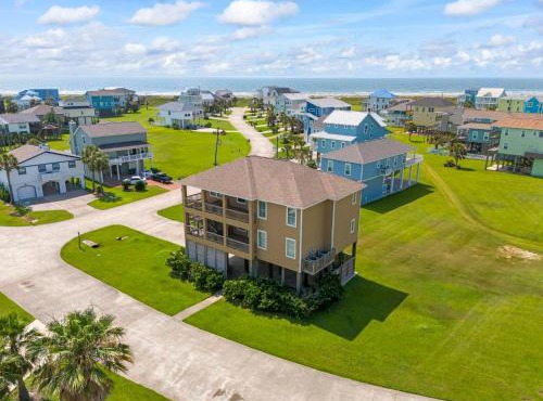 Spacious Beach Retreat Sleeps 25 Perfect for Families Groups