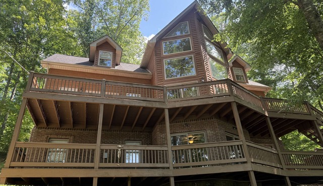 Spacious & Bright Lake Cabin - pet friendly, 8 beds, boat ramp, WiFi