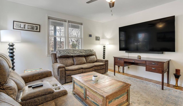 Spacious Chicago Group Home! Walk to Train & Eats
