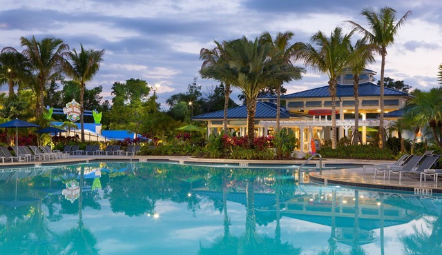 Spacious Condo + Shuttle to Disney World