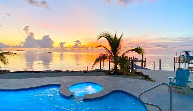 Spacious Home, Directly on Gulf , Beautiful Sunsets, 2 Master Suites, 2 Kayaks