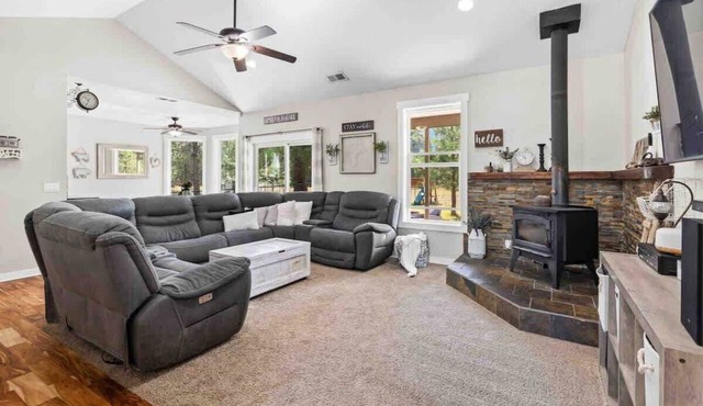 Spacious Spirit Lake Family Retreat:7 beds, Hot Tub, Jetted Tub, Zipline & More!