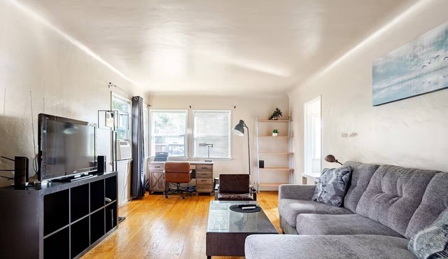 Specious 1BR Home – Walkable to Shops