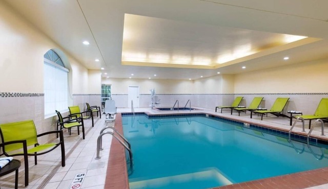 SpringHill Suites | Queen Suite | Outlets, Winery, Merchants Sq