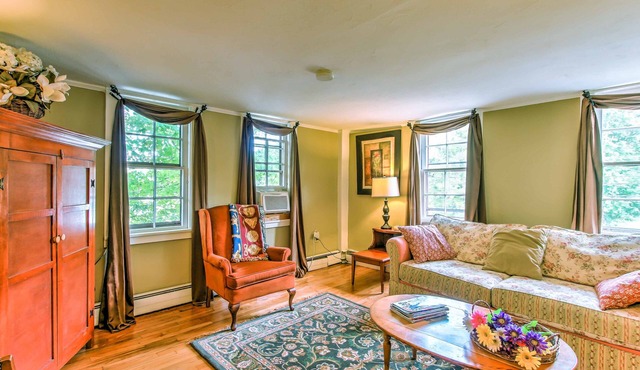 'Stagecoach Inn'-Historic Home w/Patio by Casinos