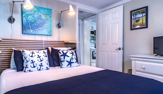 Starfish Cottage 1B PetFriendly Steps from Pass-a-Grille Beach with Free Parking