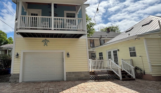 Stay at The Turtle Nest in America’s oldest city! Walk to sites, Dine, & Shop