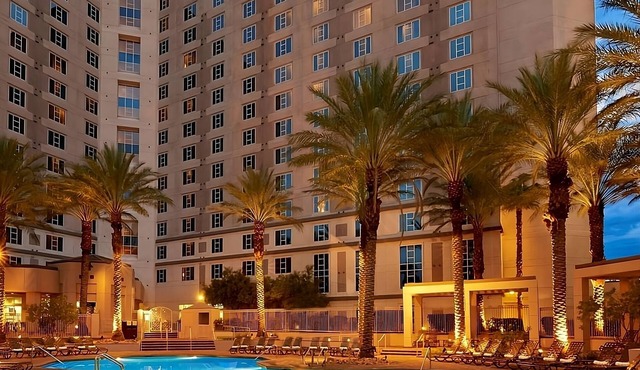 Stay in the Heart of Las Vegas! 3 Spacious Units, Outdoor Pool, Full Kitchen!