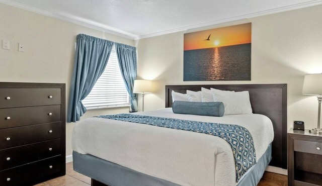 Staycation w/Bay View! Kitchen + Balcony | Perfect for Family & Friends