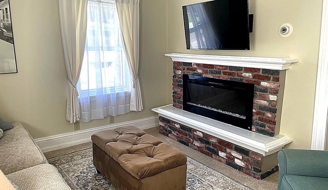 Steps to Church Street & Lake Champlain. Spacious 5BR Near UVM