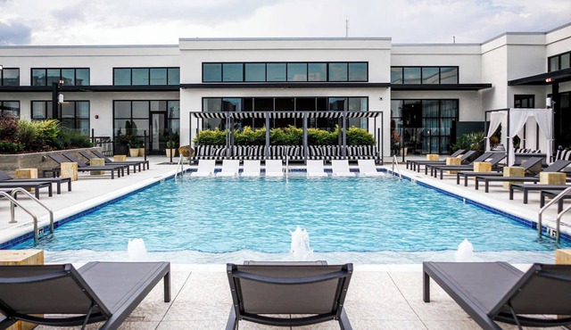 Studio Apartment | Sentral West Midtown | Rooftop pool