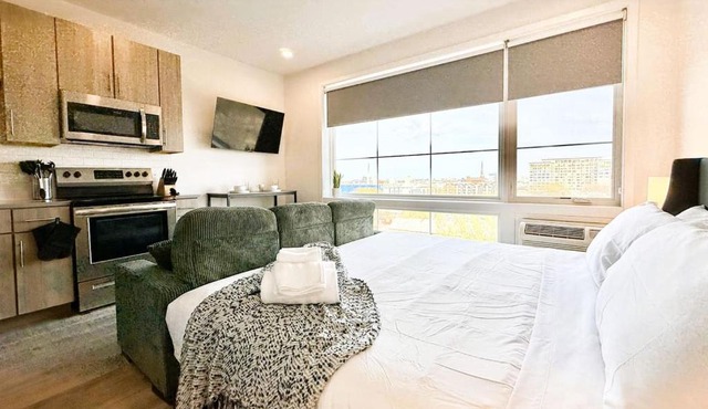 Studio Apt with City View, Rooftop and Gym