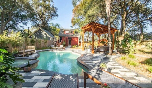 Studio loft w/pool, spa & gardens near downtown