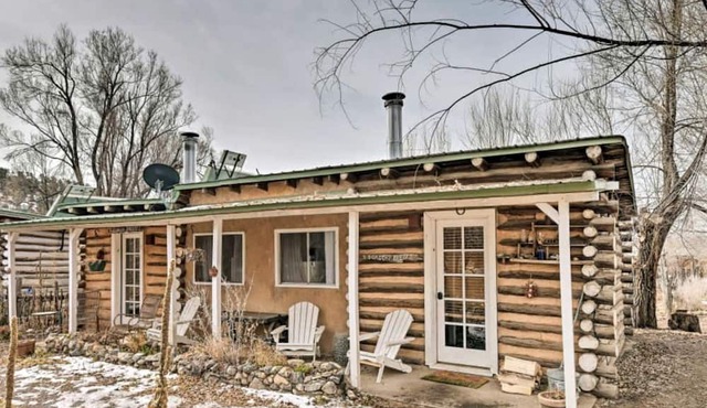 Studio-Style Log Cabin near Carson National Forest, New Mexico