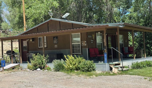Studio type cabin with access to use of private park on the banks of the Animas.