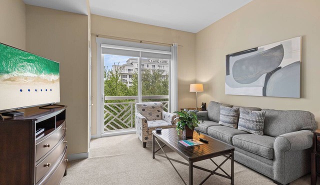 Stunning Bahia Studio Condo at Wharf! Beach Tram, Tropical Pool, and Hot Tub!
