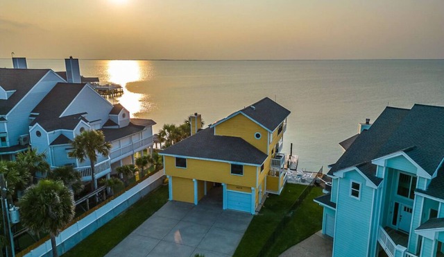 Stunning Bayfront Home! Panoramic Views, Fishing, Crabbing and Epic Sunsets.
