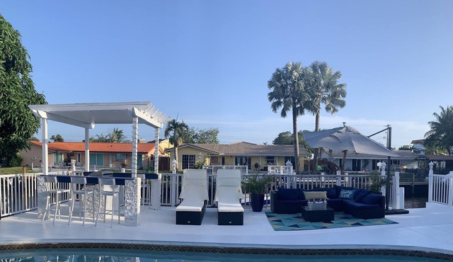 Stunning Luxury Villa 5bd/3ba CanalFront