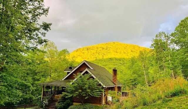 Stunning Mountain Views, Hot Tub, Indoor and Outdoor Fireplace, and Game Room!
