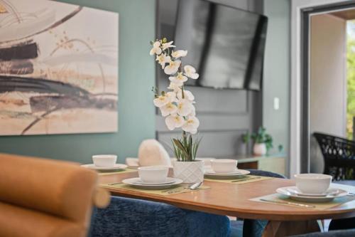 Stunning Penthouse Double King Suite on Butler Street with rooftop deck and free off street parking
