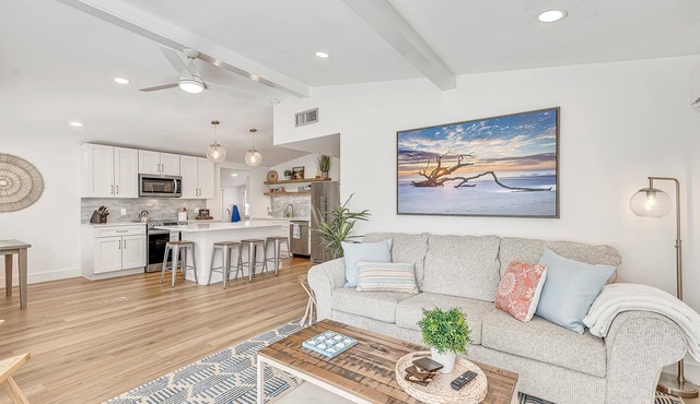 Stunning Waterview! Beach and Downtown only 10min away. Boat ramp 1/4 mile away.