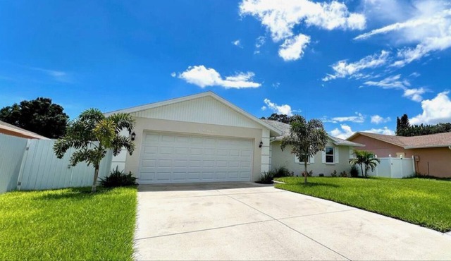 Stylish and Spacious 3/2 Sarasota home in convenient location