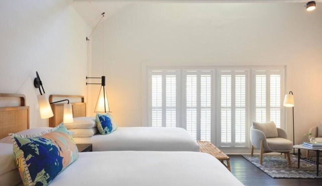 Stylish Boutique Room w/2 Queen Beds - Access Pool & Poolside Bar