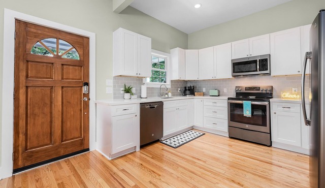 Stylish CLEAN 2bed/2bath located downtown Pensacola/10 mins to the beach
