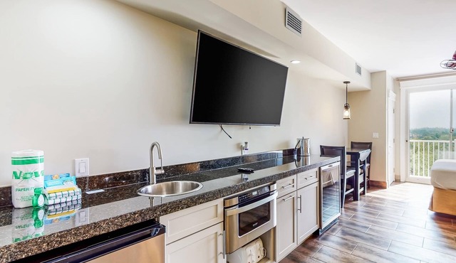 Stylish condo with lagoon pool & beach access - snowbirds welcome