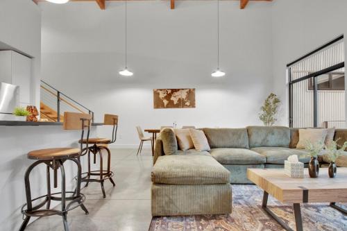 Stylish Roomy 2BD Loft Pool 5 mins to DT GVL