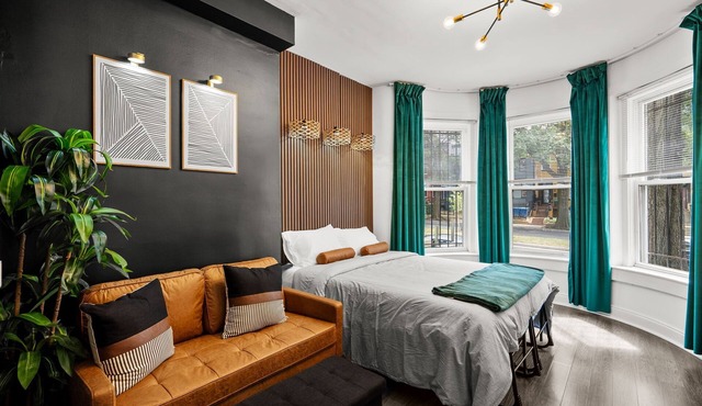 Stylish Studio in Bloomingdale!