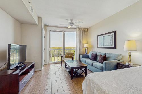 Stylish suite with a shared pool hot tub and golf course bay views