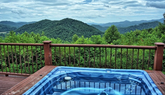 Sugar Hill-Upscale 5 BR Retreat on 30 Private Acres, Hot Tub, Views, Pool Table